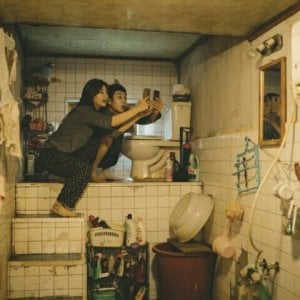 Parasite: Woo-sik Choi, So-dam Park in una scena