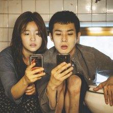 Parasite: Woo-sik Choi con So-dam Park durante una scena