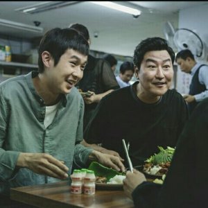 Parasite: Kang-ho Song insieme a Woo-sik Choi