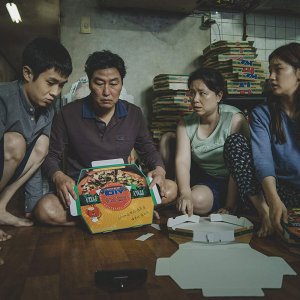 Parasite: Kang-ho Song, Woo-sik Choi, So-dam Park, Hyae Jin Chang in una scena