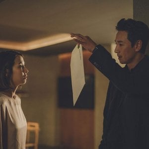 Parasite: Sun-kyun Lee con Yeo-Jeong Cho in un scena