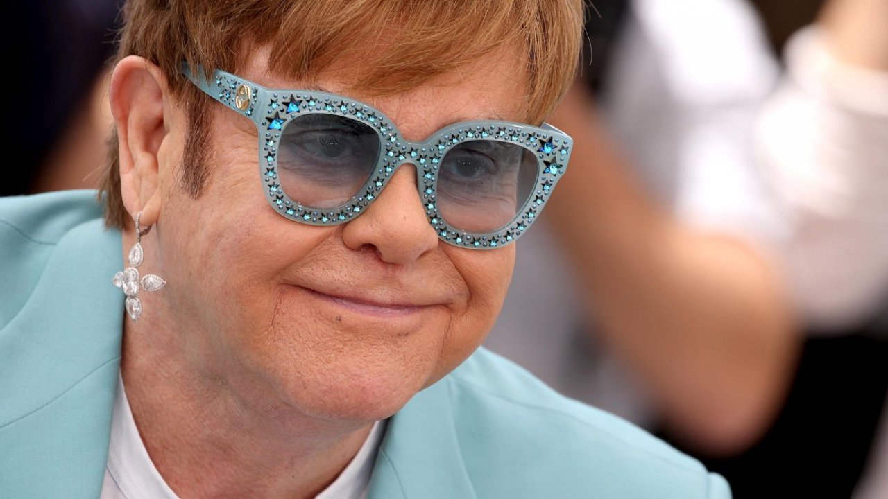 Primo piano di Elton John sul red carpet di Rocketman