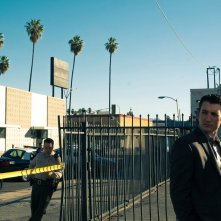 Too Old To Die Young: Eddie Diaz, Miles Teller in una scena della serie