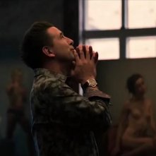 Too Old To Die Young: William Baldwin in una scena della serie