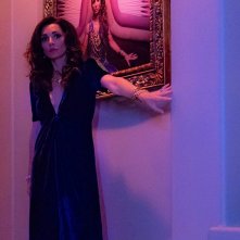 Too Old To Die Young: Carlotta Montanari in una scena della serie