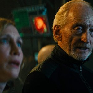 Godzilla II: King of the Monsters, Charles Dance e Vera Farmiga in una scena del film