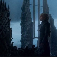 Il trono di spade: Emilia Clarke è Daenerys Taragaryen  un'immagine del finale di serie, The Iron Trhone