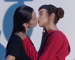 Bella Hadid: il suo bacio saffico nello spot Calvin Klein solleva polemiche