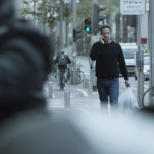 False Flage: Mickey Leon durante una scena della seconda stagione