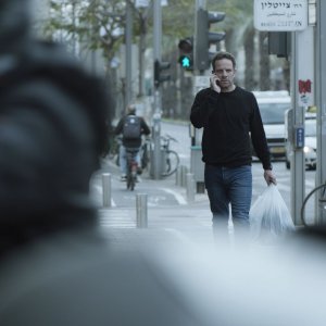 False Flage: Mickey Leon durante una scena della seconda stagione