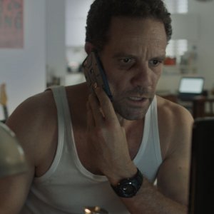 False Flage: Mickey Leon in una scena della seconda stagione