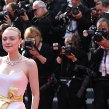 Cannes 2019: Dakota Fanning sul red carpet di C'era una volta a... Hollywood