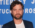 Joshua Jackson affianca Reese Witherspoon nella serie Hulu Little Fires Everywhere