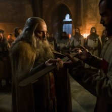 Knightfall: Mark Hamill con Tom Cullen in una scena della seconda stagione