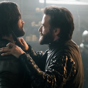 Knightfall: Ed Stoppard, Julian Ovenden in una scena della seconda stagione