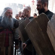 Knightfall: Mark Hamill, Tom Cullen, Dean Ridge in una scena della seconda stagione