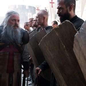 Knightfall: Mark Hamill, Tom Cullen, Dean Ridge in una scena della seconda stagione