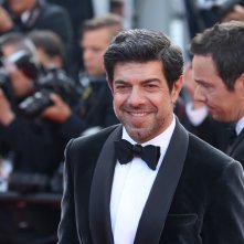 Cannes 2019: un sorridente Pierfrancesco Favinosul red carpe de Il traditore