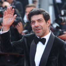 Cannes 2019: Pierfrancesco Favino saluta i fotografi sul red carpe de Il traditore