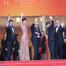 Cannes 2019: il cast saluta il pubblico sul red carpe de Il traditore