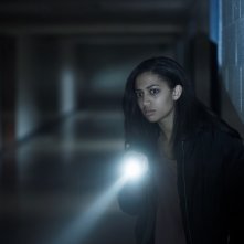 Polaroid: Samantha Logan in una scena del film