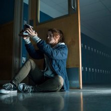 Polaroid: Kathryn Prescott in una scena del film