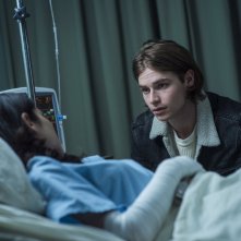 Polaroid: Kathryn Prescott, Keenan Tracey in  una scena del film