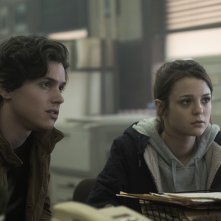 Polaroid: Tyler Young e Kathryn Prescott in una scena del film