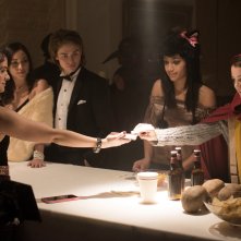 Polaroid: Kathryn Prescott, Samantha Logan, Priscilla in Quintanauna scena del film