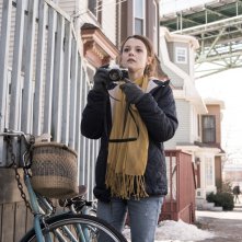 Polaroid: Kathryn Prescott in un momento del film