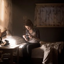 Polaroid: Kathryn Prescott durante una scena del film