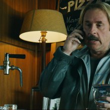 Come vendere droga online (in fretta): Bjarne Mädel in una scena della serie