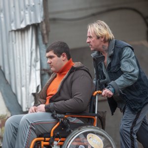 Come vendere droga online (in fretta): Bjarne Mädel e Danilo Kamperidis in una scena della serie