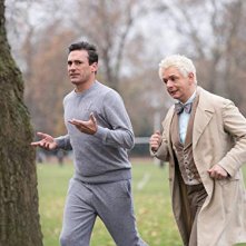Good Omens: una scena con Jon Hamm e Michael Sheen