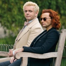 Good Omens: una scena della serie con Michael Sheen e David Tennant