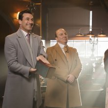 Good Omens: Jon Hamm in una scena della serie