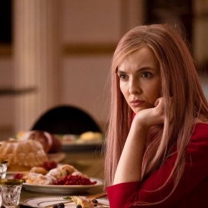 Killing Eve: Jodie Comer in  una scena del finale della seconda stagione