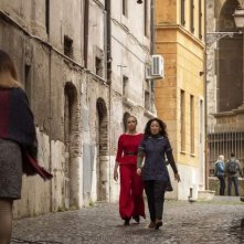 Killing Eve: Jodie Comer e Sandar Oh in una scena del finale della seconda stagione