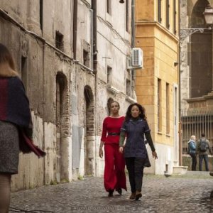 Killing Eve: Jodie Comer e Sandar Oh in una scena del finale della seconda stagione
