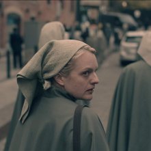 The Handmaid's Tale: una scena con Elizabeth Moss della terza stagione