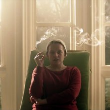 The Handmaid's Tale: Elizabeth Moss in una scena della terza stagione