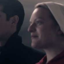 The Handmaid's Tale: Max Minghella ed Elizabeth Moss in  una scena della terza stagione