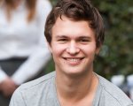 Ansel Elgort: i 17 selfie senza maglietta scatenano l'ironia dei social