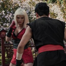 Black Mirror: Pom Klementieff in una scena dell'episodio Striking Vipers, quinta stagione