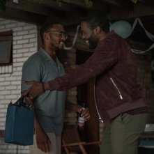 Black Mirror: Anthony Mackie in una scena dell'episodio Striking Vipers, quinta stagione