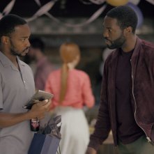 Black Mirror: una scena con Anthony Mackie e Yahya Abdul-Mateen II  dell'episodio Striking Vipers, quinta stagione
