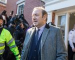 Kevin Spacey si presenta a sorpresa a un'udienza in Massachusetts