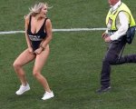 Champions, Kinsey Wolanski e l'invasione di campo: chi è la sexy bionda di cui parlano tutti