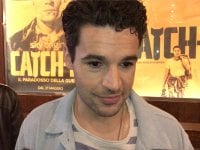 Catch-22, Christopher Abbott: 'Farsi urlare contro da George Clooney è stato divertente'