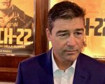 Catch-22, Kyle Chandler: “La guerra è una cosa seria, per questo la prendiamo in giro”